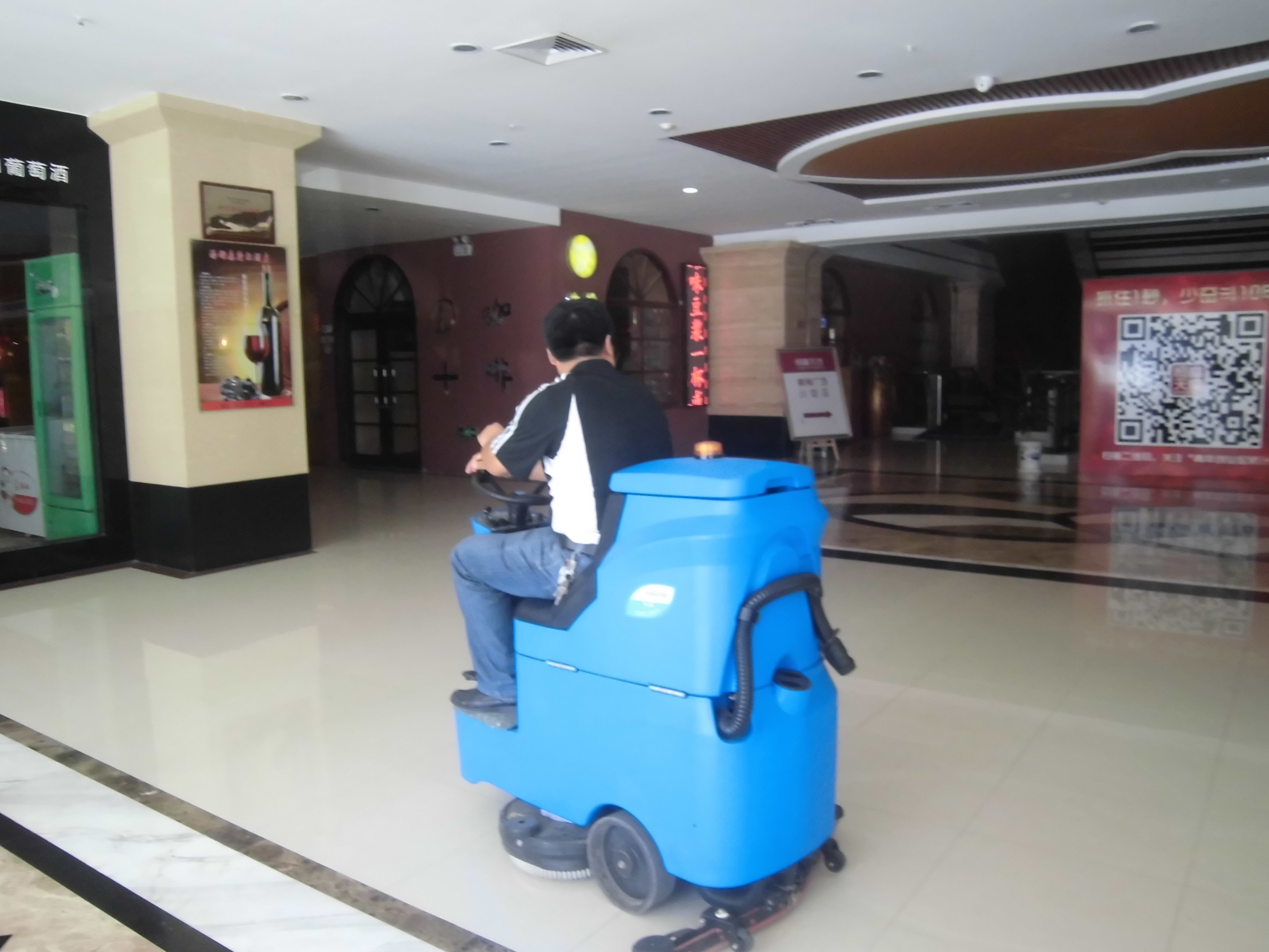 容恩駕駛式洗地機(jī)開(kāi)啟開(kāi)車做保潔的新里程