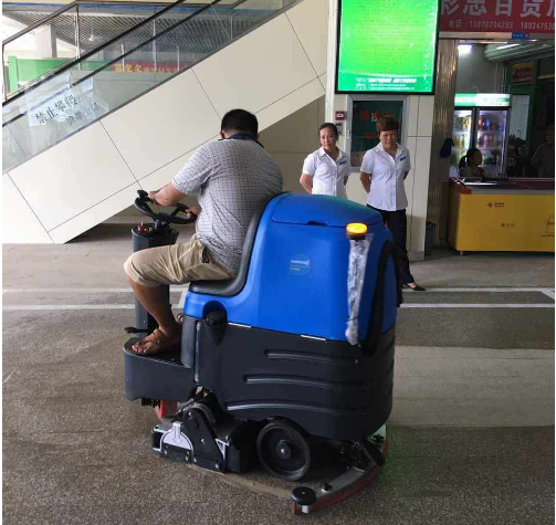 選擇洗地機(jī)做清潔，為您省錢