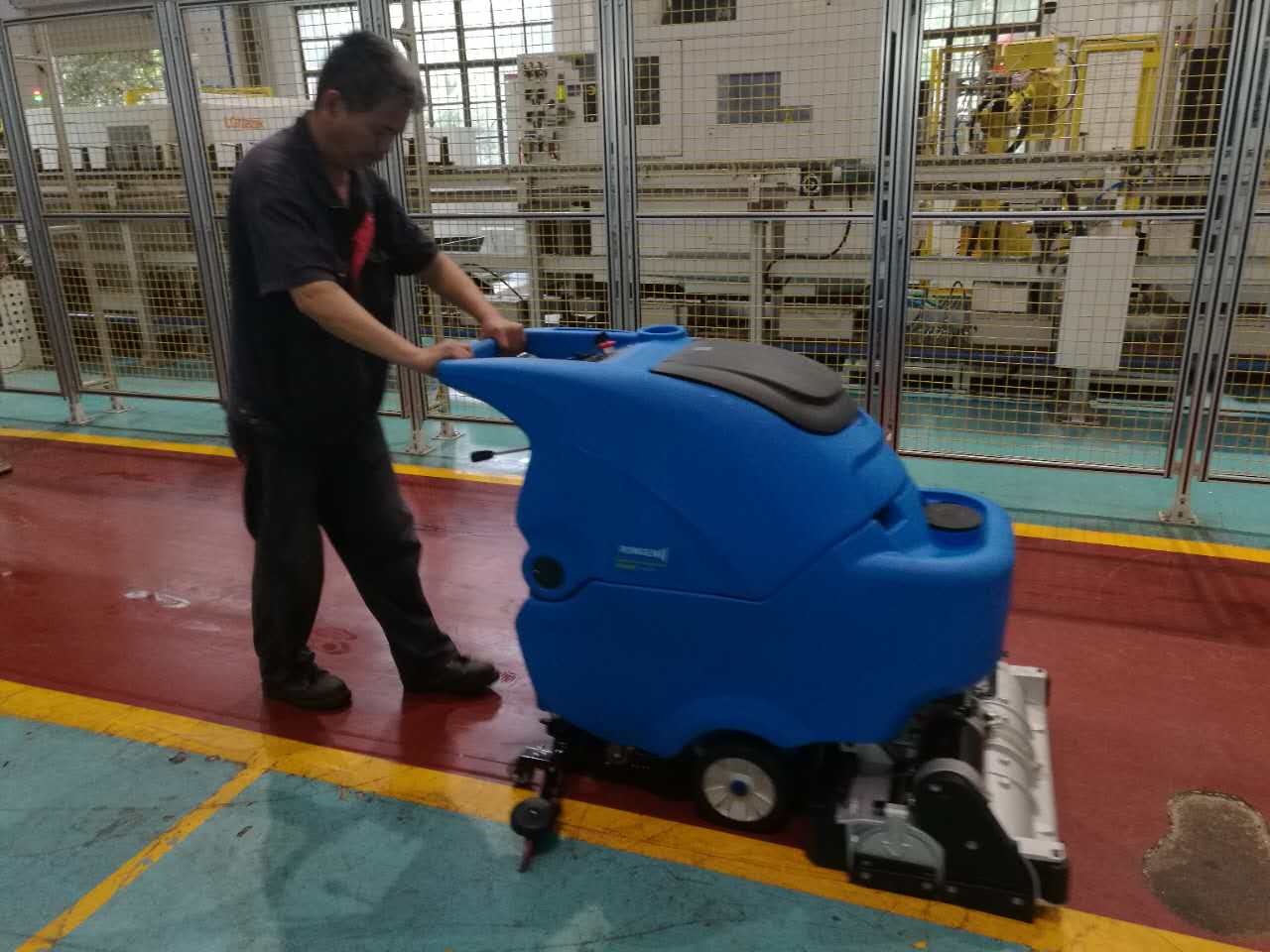車間水泥地面油污問(wèn)題洗地機(jī)幫您解決