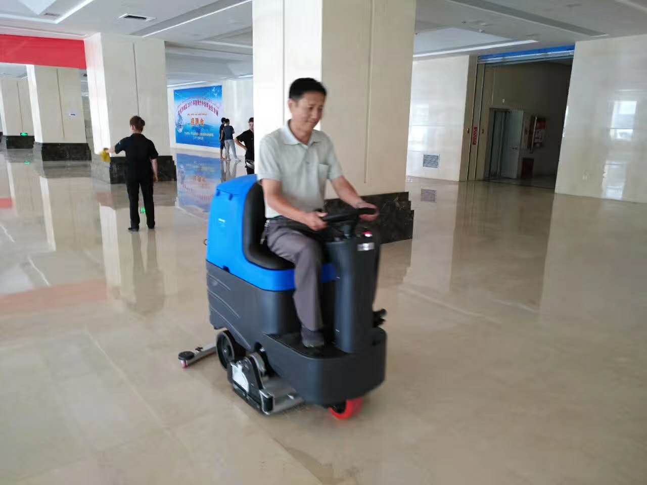 商場(chǎng)地面清洗為什么要選用洗地機(jī)？