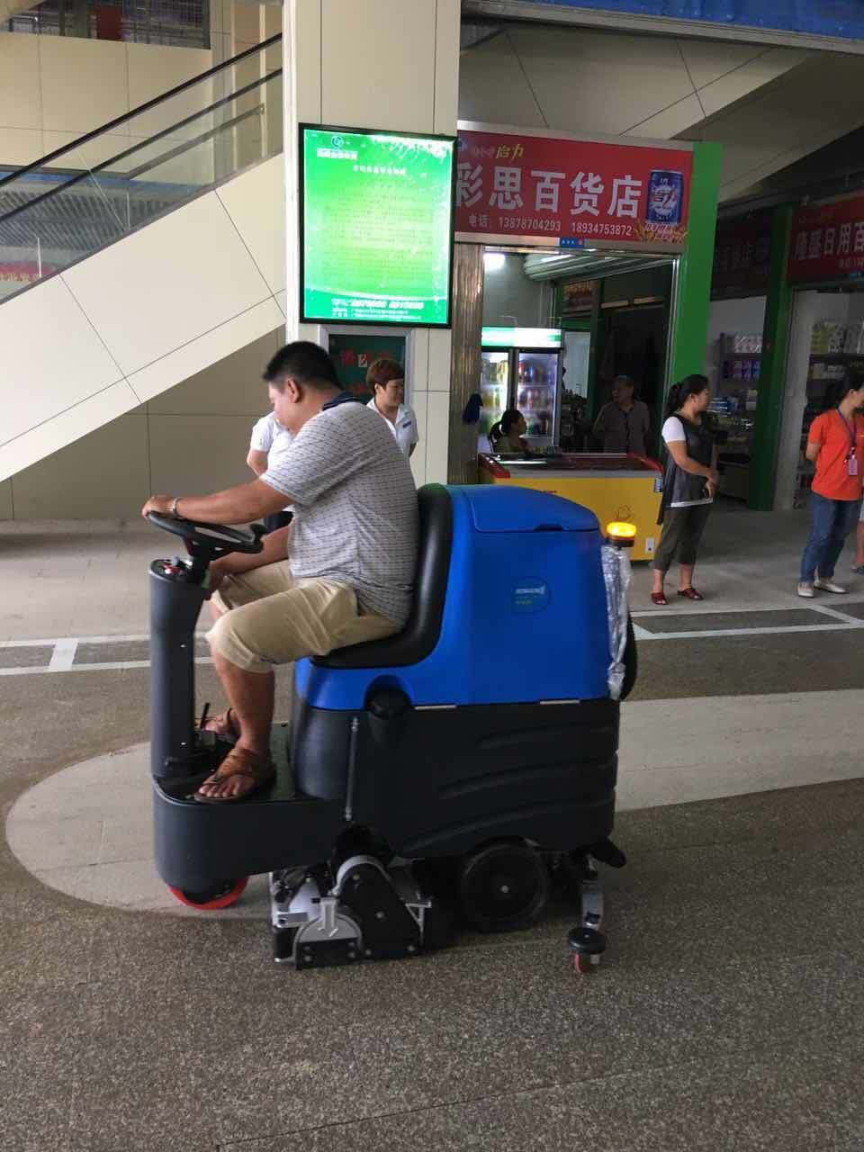 企業(yè)使用電動駕駛式掃地車、清潔地面真的 省力、省錢、又省心