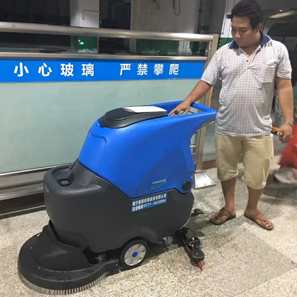 全自動洗地機(jī)生產(chǎn)廠家實(shí)力源自哪里？