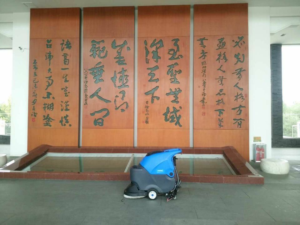全自動洗地機(jī)走在保潔行業(yè)前端 獨(dú)攬清潔大任