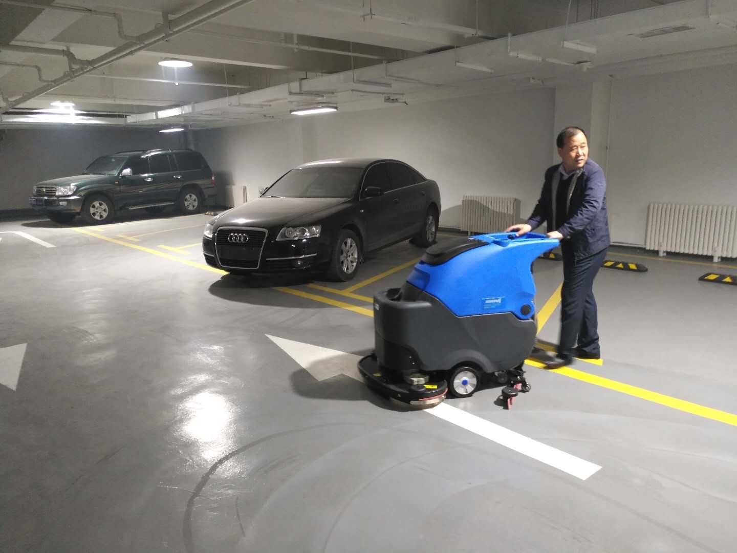 你知道商場手推式全自動洗地機(jī)優(yōu)勢在哪?