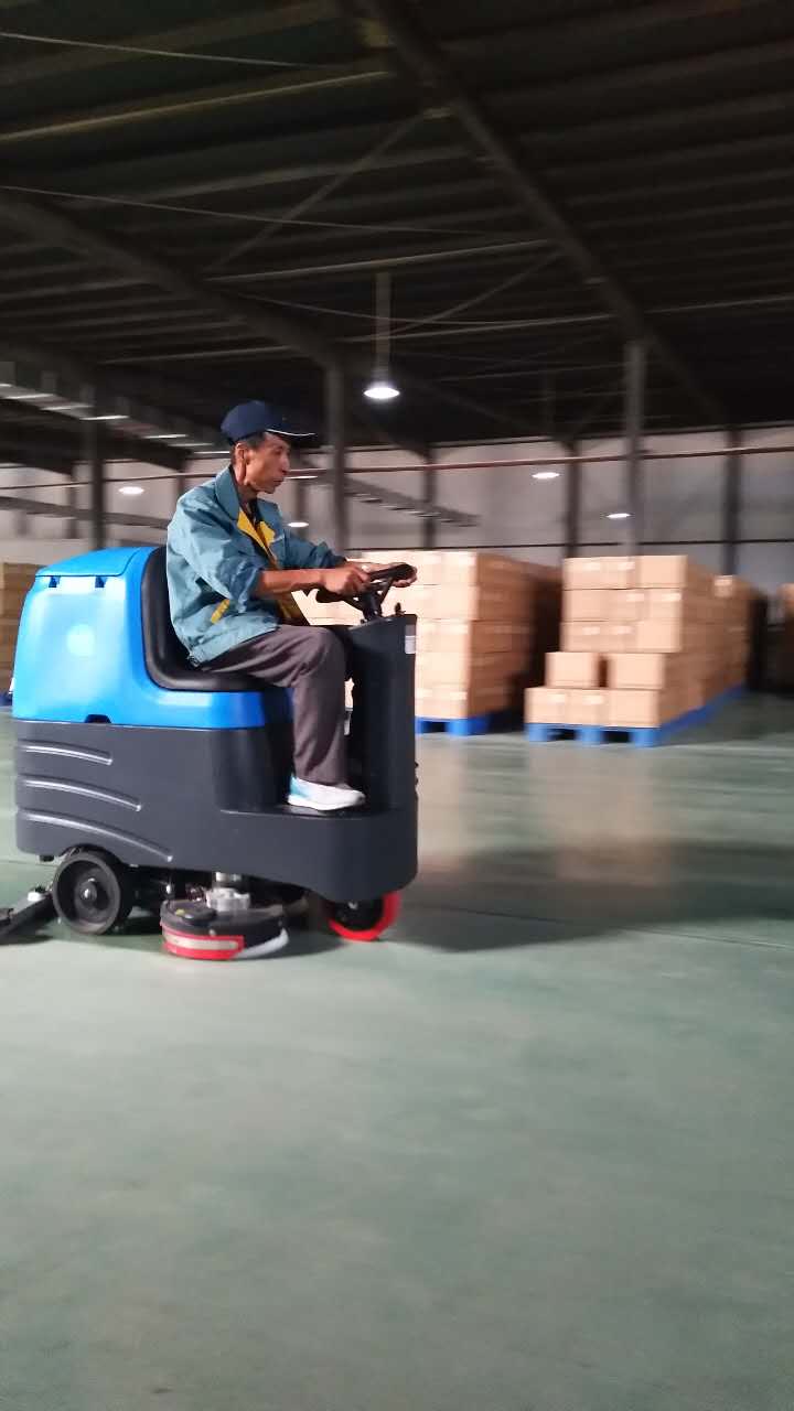 停車(chē)場(chǎng)、地下車(chē)庫(kù)清洗就選容恩駕駛式全自動(dòng)洗地機(jī)