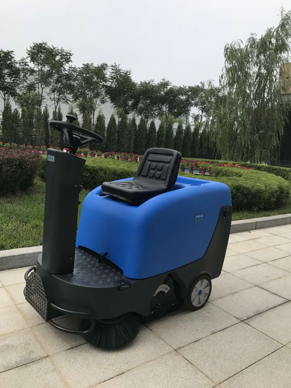 什么類(lèi)型的掃地機(jī)適合大型廠房使用？
