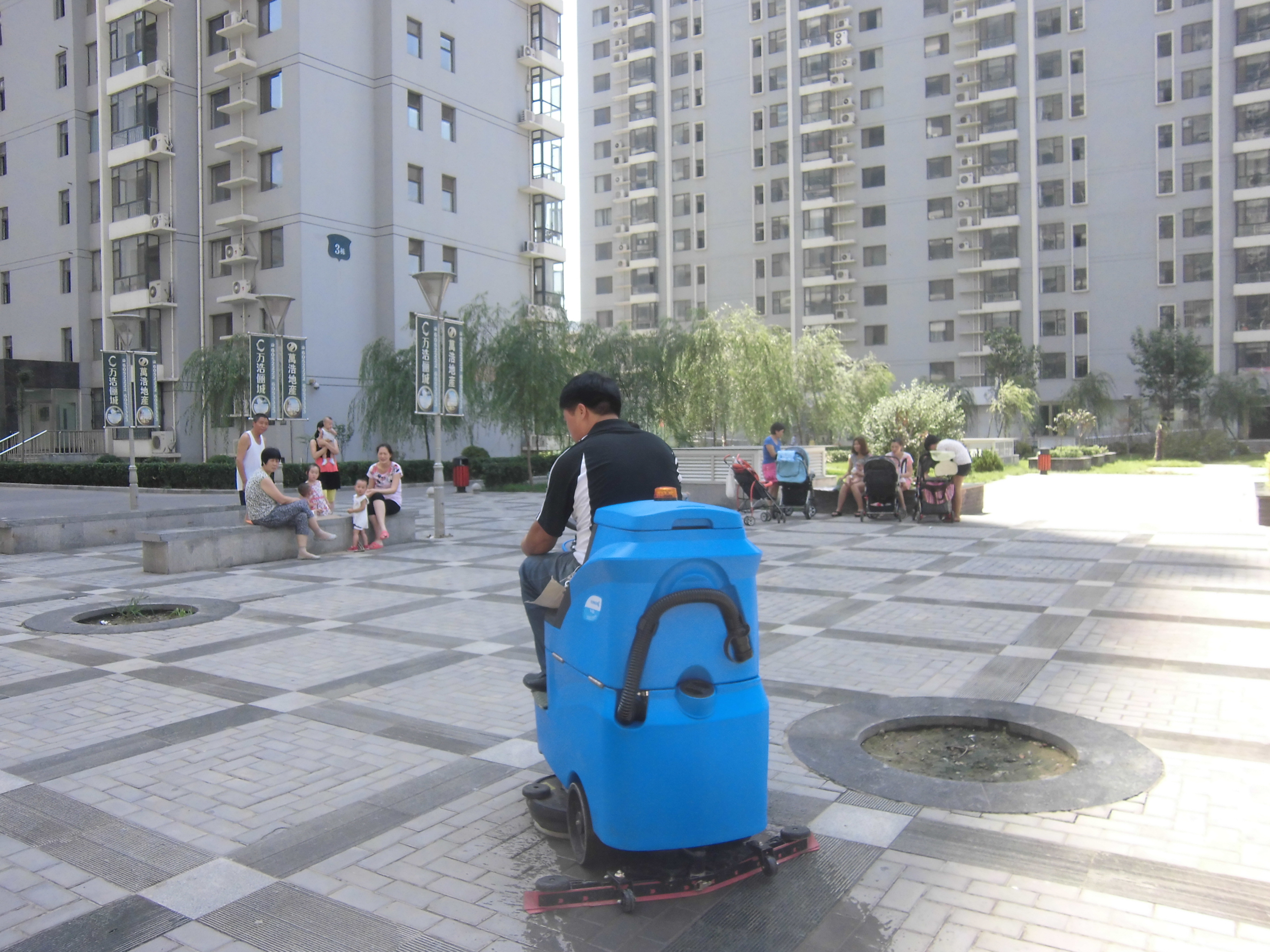 廠(chǎng)家直銷(xiāo)洗地車(chē)真的實(shí)惠嗎?