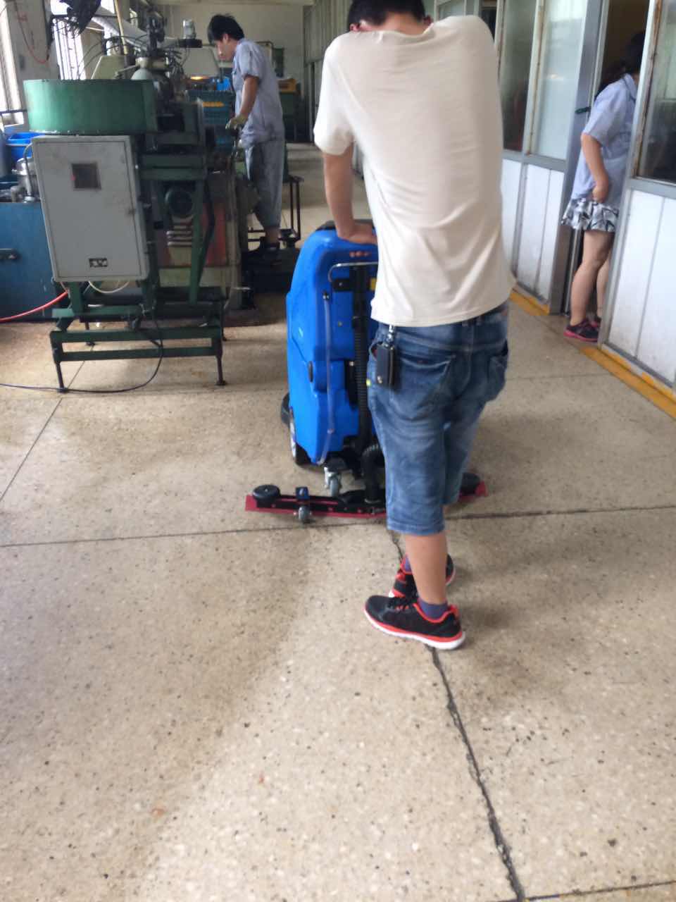 工業(yè)用的全自動(dòng)洗地機(jī)去哪買? 除了容恩清潔設(shè)備還有誰？