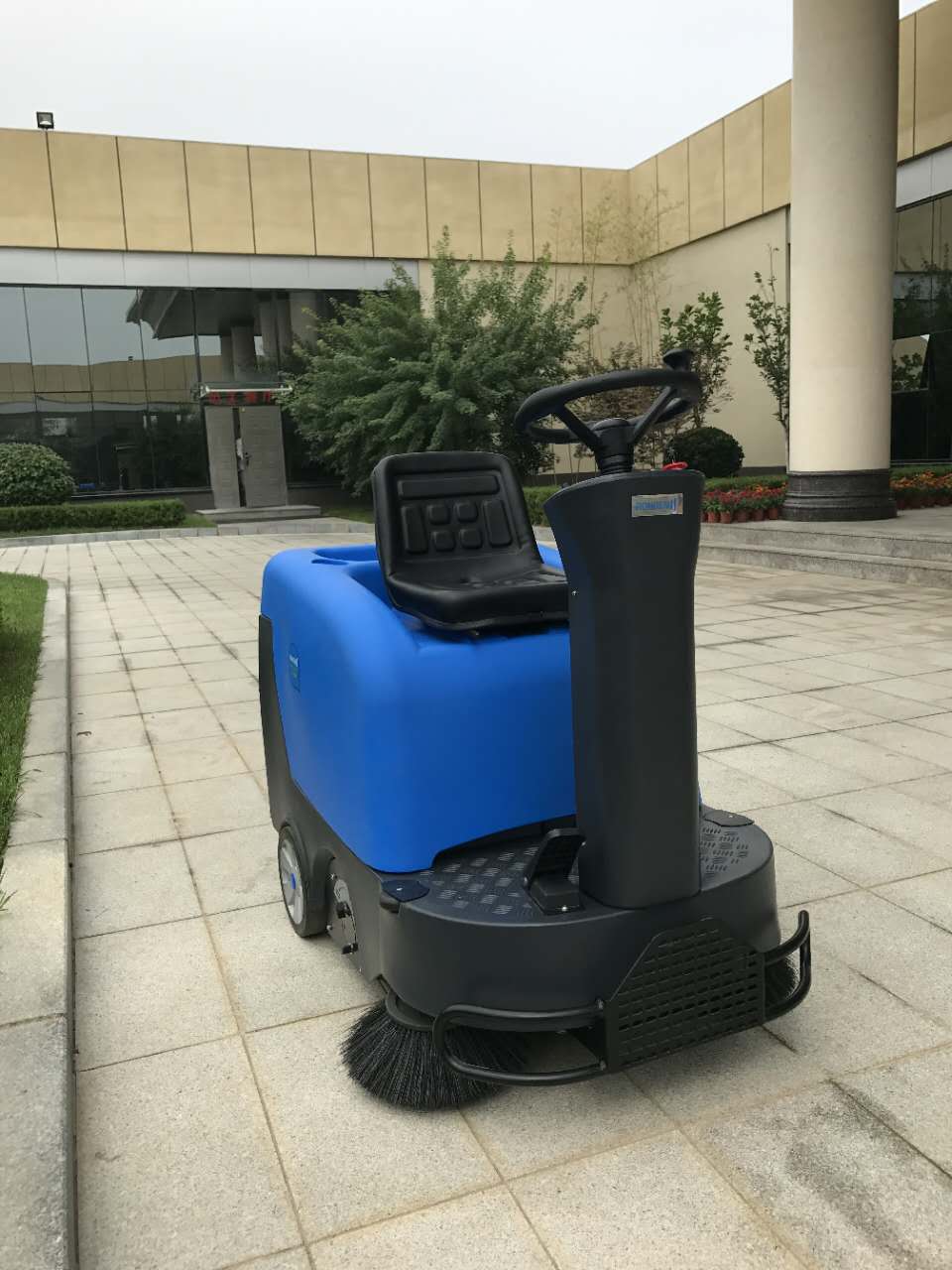掃地機(jī)多少錢一臺(tái)？容恩掃地機(jī)廠家是這么想的